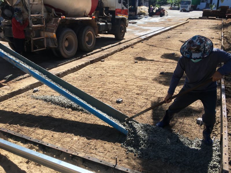 Local Concrete Foundation Pouring pros at work